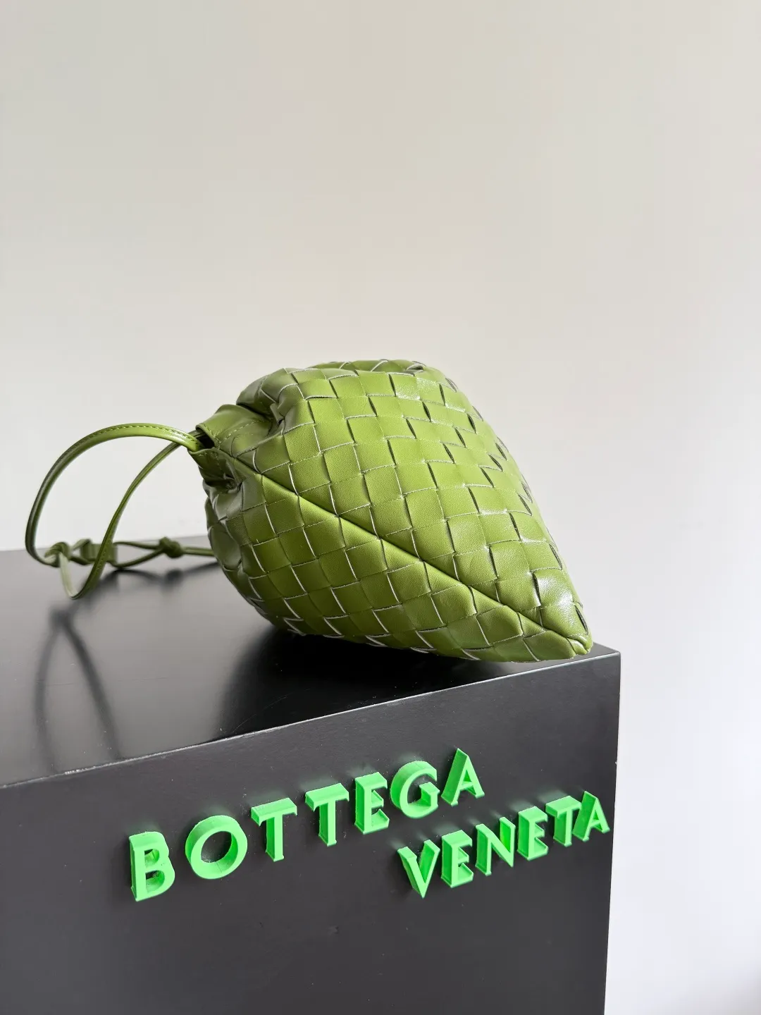 Batch 1560 Armpit bags have become a fashionable item that every girl has in their hands in recent years🛍️. The elegant and simple style has won the love of many people of different ages. However, there is an unavoidable trouble with armpit bags, that is, the capacity is too small, and BOTTEGA VENETA’s new Dustbag Considering people's travel needs, the capacity of garbage bags has been greatly upgraded. Folding umbrellas, water cups, and girls' makeup powder and lipstick can all be accommodated. It is very light and resistant to dirt. Even if you have a lot of things when traveling, it can reduce the burden to a certain extent. The shoulder straps are buckled and can be changed at will. It can be used for hand holding or as the liner of a large bag. After the drawstring is drawn, it looks like a cloud bag. It is very suitable for concave styling when traveling in summer🙋🏻‍♀️ Style number: 796728 Size: 32*23*1cm